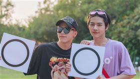 哲言（左）、佳辰組隊，堪稱是泡泡足球的最強戰力。（圖／寬想國際娛樂提供）