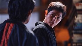 宋仲基在電影《禍亂：地下秩序》飾演黑幫。（圖／車庫娛樂提供）