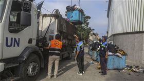 聯合國近東巴勒斯坦難民救濟工作署警告，進入加薩走廊的援助卡車數量太少。圖為UNRWA工作人員在清理垃圾。（圖／美聯社／達志影像）