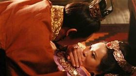 ▲曹丕繼位之後，馬上做了對不起父親的事。（影視示意圖／翻攝自百度百科）