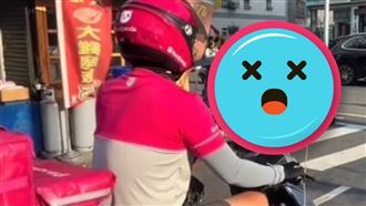 扯！外送員機車安裝「超狂行動劇院」