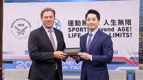 臺北市長蔣萬安(右)致贈臺北市枕木列車予IMGA執行長Holm(左)。(圖/主辦單位提供)
