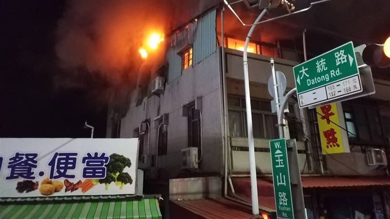 新／嘉義民宅頂加竄火　延燒2戶疏散8人