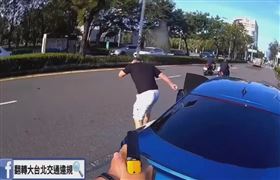 高雄當街連開5槍！駕駛挨槍脖子冒煙駭人（圖／翻攝自「翻轉大台北交通違規」）