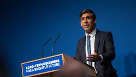 英國全球AI安全峰會將登場  27國官方代表與會英國11月1至2日舉行全球首屆人工智慧（AI）安全峰會，共計有27個國家政府代表與會。圖為首相蘇納克10月26日在英國皇家學會演說，預告峰會欲達成目標及英國將設立全球第一所「AI安全研究院」。（英國首相府提供）中央社記者陳韻聿倫敦傳真  112年11月1日