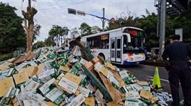 基隆基金一路事故，台啤散落一地。（圖／翻攝畫面）