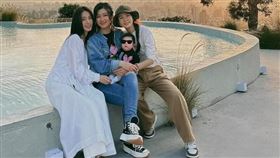 Hebe（左起）、Selina、Ella抱著小腰果一起合照。（圖／翻攝臉書）