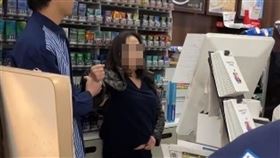 不滿超商拒借廁所　女闖櫃台脫褲「解放」（圖／翻攝自Ｘ　@roketdan2）