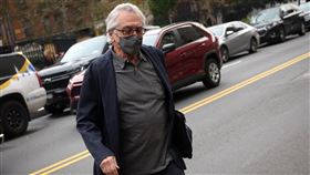 勞勃狄尼洛出庭因被助理指控虐待。（圖／美聯社／達志影像）