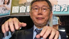 柯文哲赴蘆洲湧蓮寺台灣民眾黨主席柯文哲（圖）1日上午前往蘆洲湧蓮寺參拜，因現場擁擠，柯文哲揮手示意媒體讓出空間。中央社記者吳家昇攝  112年11月1日