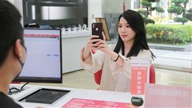 初次申辦門號的客戶，拍照時五官清晰，不配戴口罩、墨鏡、帽子。（圖／品牌業者提供）