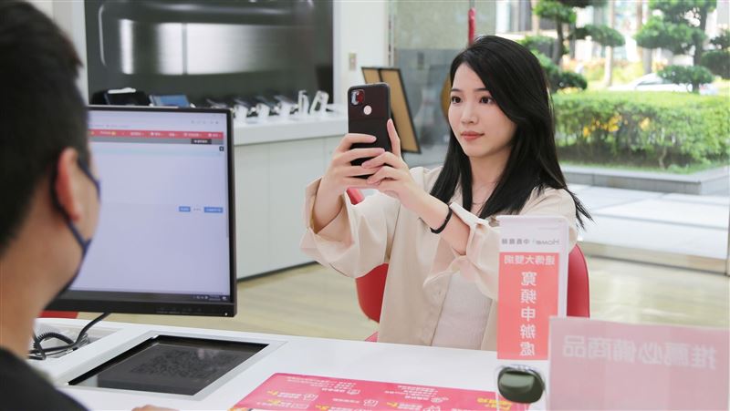 遠傳電信首辦門號　本人或代辦人都要拍照