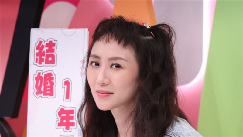 蔡允潔轟老公疏忽　愛女從床上掉下來
