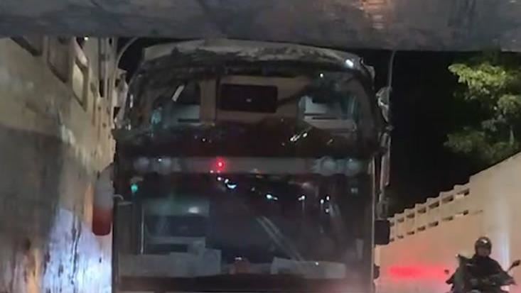 過不了的地下道！護專校車誤闖「險掀頂」