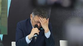 柯文哲、黃珊珊出席氣候政策記者會（3）台灣民眾黨主席柯文哲（右）、競選總幹事黃珊珊（左）1日上午在競選總部出席「淨零碳排、永續未來」氣候政策記者會，會後接受媒體聯訪針對藍白合等相關議題回應。中央社記者趙世勳攝　112年11月1日