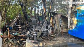 北市菜園倉庫突然竄火，還延燒到隔壁停車場的2部遊覽車。（圖／翻攝畫面）