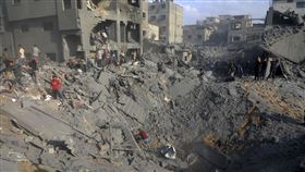 以軍31日空襲轟炸加薩一處難民營，逾50人罹難。（圖／美聯社／達志影像）