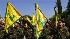 真主黨戰士舉旗。（圖／美聯社／達志影像）