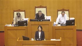 屏東縣長周春米前往縣議會就明揚火災爆炸案進行專案報告