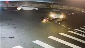  雲林斗南，女騎士遭左轉車撞擊，閃避不及噴飛，車輪輾過2次，驚悚畫面曝(圖／翻攝畫面)