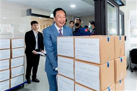 ▲郭台銘與賴佩霞及連署書（圖／郭辦提供）