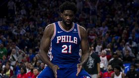 ▲恩比德（Joel Embiid）做出「空幹」動作慶祝，遭聯盟罰款百萬。（圖／美聯社／達志影像）