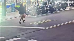 北市黃女大鬧超商，還試圖打開收銀機偷錢，甚至趁機竊走行動電源及可樂。（圖／翻攝畫面）