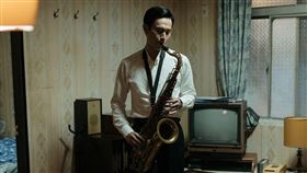 劉冠廷為演《老狐狸》苦學薩克斯風。（圖／華映娛樂提供）