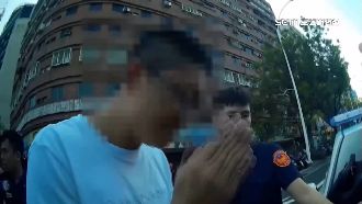 醉男等紅燈睡著　「腳一鬆」往前滑撞警車