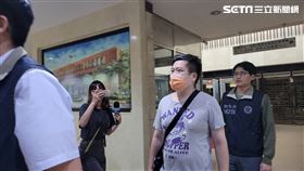 ▲郭台銘連署站爆送連署民眾每人1瓶米酒涉賄選案，有3名涉案人被送進台北地檢署。（圖／記者楊佩琪攝）