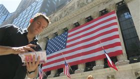 聯準會升息3碼  美股止跌反彈美國聯邦準備理事會15日宣布升息3碼，為1994年以來首見。美股止跌反彈，道瓊工業指數指數上漲303點，止住連5黑跌勢。圖為紐約證券交易所。中央社記者尹俊傑紐約攝  111年6月16日