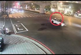 36萬現鈔放車外開走　沿途都是鈔票畫面曝（圖／翻攝畫面）