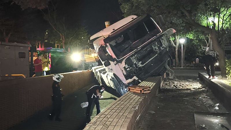 疑司機疲勞駕駛　砂石車撞進板樹體育館