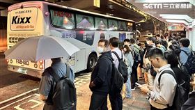 台塑進駐內湖，實際走訪附近公車站大排長龍，不過民眾表示非近期現象。（圖／記者楊晏琳攝影）
