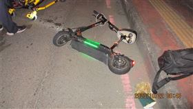 騎電動滑板車，躲酒駕稽查，輾到石頭自摔，警到場逮個正著，霧峰分局，大里立仁橋(圖／翻攝畫面)