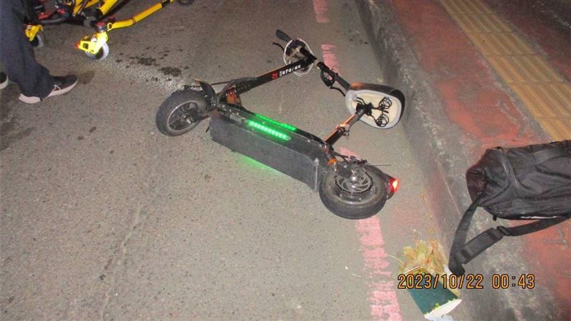 喝醉騎電動滑板車躲警察　酒駕男自摔認栽