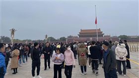 李克強遺體火化 天安門廣場降半旗誌哀已故前中國國務院總理李克強遺體2日火化，中國官方2日在天安門廣場等地降半旗誌哀。圖為天安門廣場內，遠處可見天安門城樓及降下半旗的中國國旗。中央社記者邱國強北京攝 112年11月2日