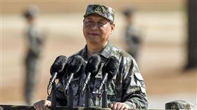 中共19大前  軍方布局底定在外界還在揣測中共19大政治局常委名單之際，有分析指出，大陸軍方的人事布局已大致底定，符合中共「先軍後政」的原則。圖為中共中央軍委主席習近平在中共解放軍建軍90周年校閱軍隊。（中新社提供）中央社  106年10月4日