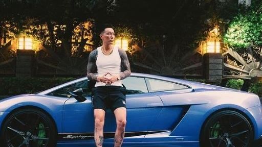 王陽明800萬保時刮壞　怒譙髒話影片流出