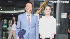 ▲郭台銘賴佩霞赴選委會遞交連署書（圖／記者邱榮吉攝影）