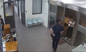 彰化4個月大女嬰吐血昏迷，鹿港警開道協助送醫。（圖／翻攝畫面）