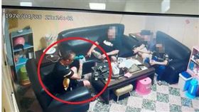 桃園男玩改造槍抵頭  下一秒走火爆頭慘死（圖／翻攝畫面）