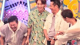 徐乃麟（左二）重現卞慶華的性感姿勢露出男體。（圖／華視提供）