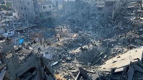 以色列，空襲轟炸加薩賈巴利亞難民營（Jabalia refugee camp），民眾在瓦礫堆搜尋生還者。（圖／路透／達志影像）