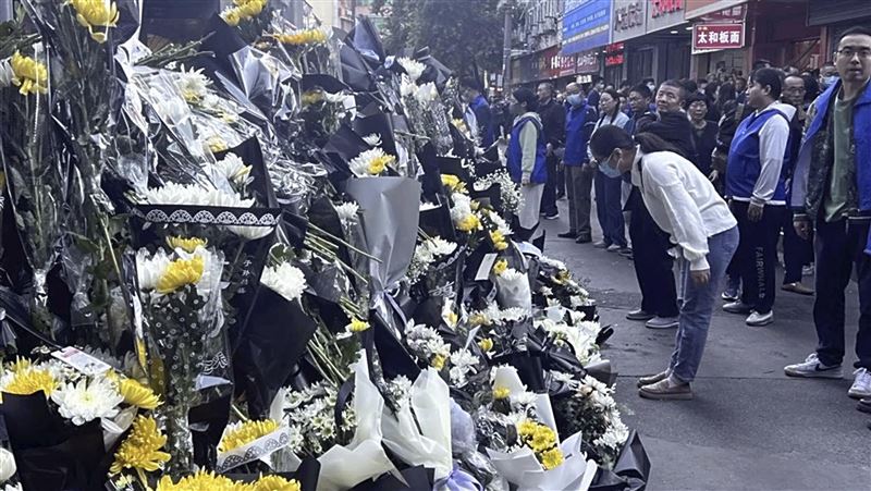 圖／習近平現身李克強葬禮　雙手緊握遺孀