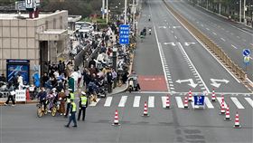 李克強遺體火化 八寶山公墓旁地鐵站外行人試圖圍觀已故前中國國務院總理李克強遺體2日在八寶山公墓火化，距公墓最近的地鐵八寶山站外實施交通管制，人行道上除有一般行人外，也有人試圖停留圍觀，但部分人已被員警勸離。中央社記者邱國強北京攝 112年11月2日