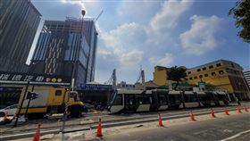 高雄輕軌C24至C32啟動行車測試高雄輕軌列車2日展開C24愛河之心站至C32凱旋公園站路段行車測試，後續將再測試車輛與機電各子系統間界面功能等，預計12月提報初、履勘及取得營運許可。（高雄市捷運局提供）中央社記者蔡孟妤傳真  112年11月2日