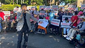 彭華幹抗議國健署卡關加熱菸，相關菸稅收入減少，也將影響長照基金照顧長者。（圖／記者李依璇翻攝）