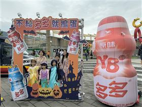 不給多多就搗蛋！萬聖趴「巨無霸多多」驚現　秒成萌娃打卡朝聖地（業配勿用）