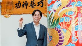 賴清德今（2）日在苗栗行程滿檔，接連前往苑裡鎮巧聖先師廟與後龍鎮慈雲宮參香，與鄉親面對面暢談國政。（圖／賴辦提供）